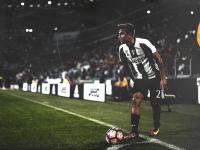 IM电竞官网入口-节奏与战术的对决，恩比德引领风暴，绿军铁壁压制老鹰