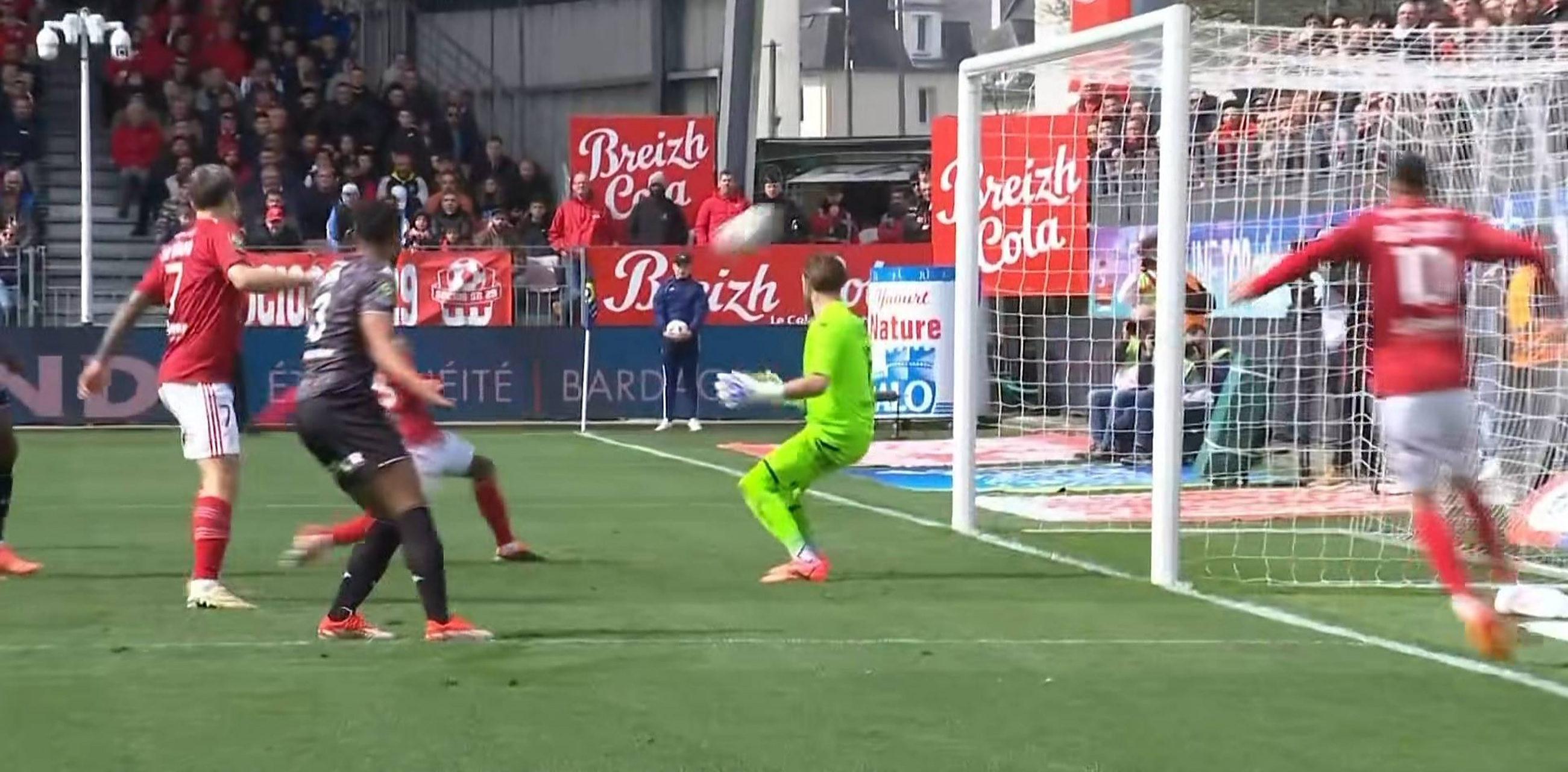 包含梅斯主场大胜，保级前景一片光明的词条