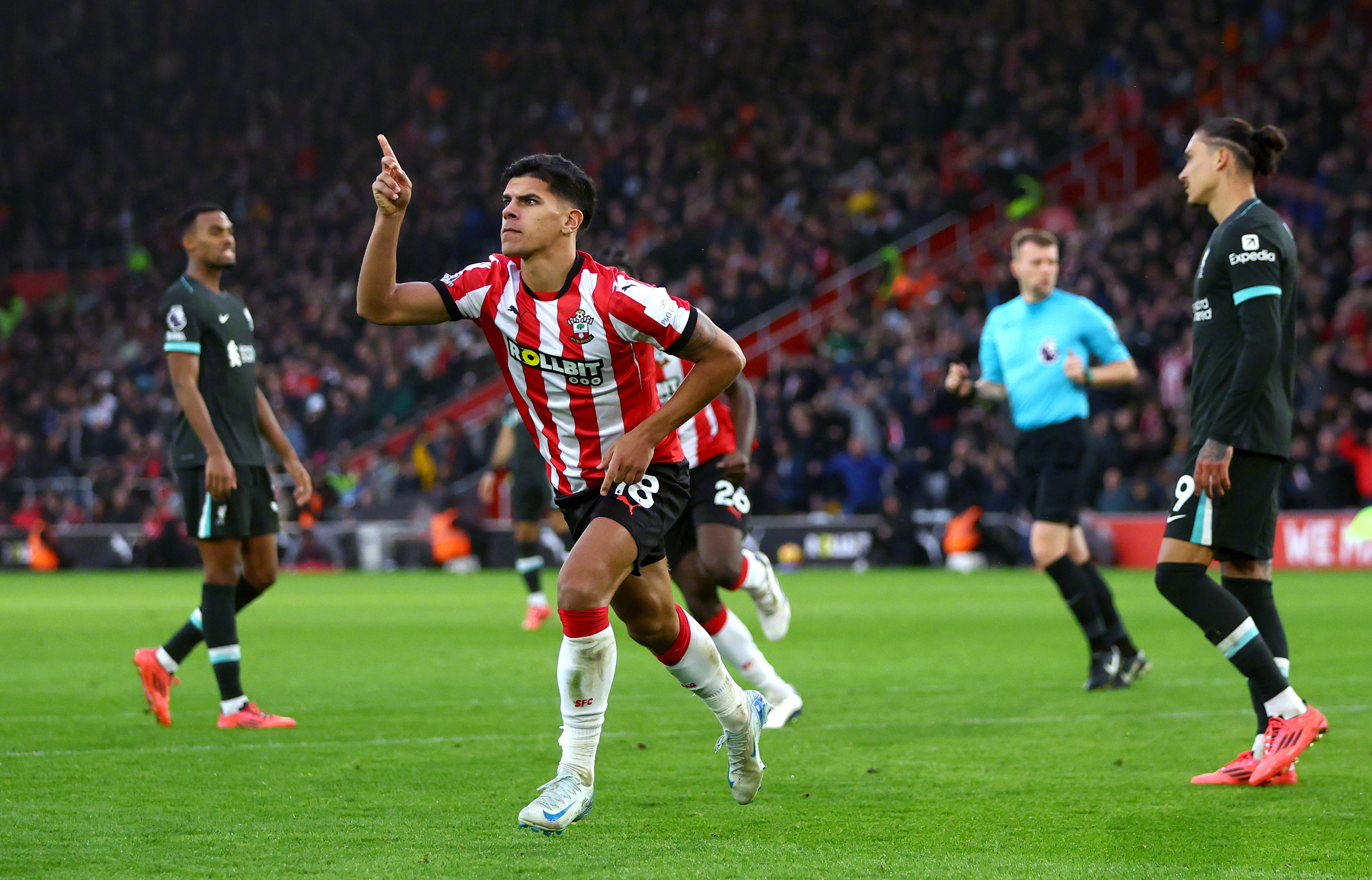 关于利物浦客场大胜南安普顿,领跑积分榜的信息 关于利物浦客场大胜南安普顿,领跑积分榜的信息