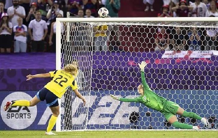 瑞典女足球员接受采访，分享训练秘籍