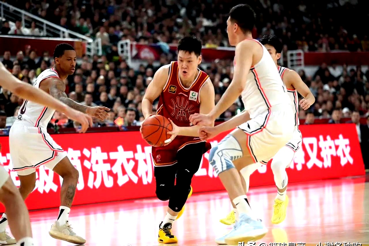 广东男篮主场迎战新疆队，球迷热情高涨的简单介绍