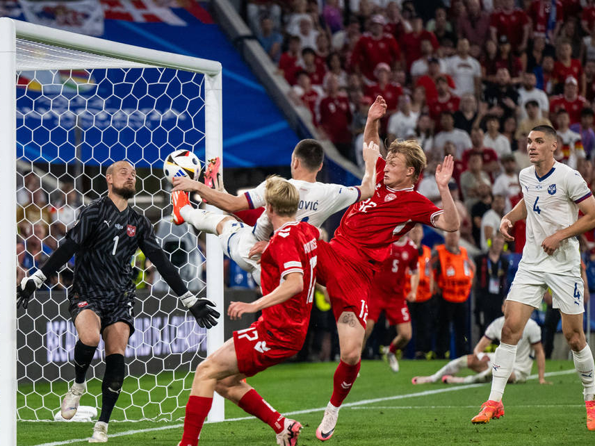 欧洲杯预选赛激战，两队携手晋级下一轮