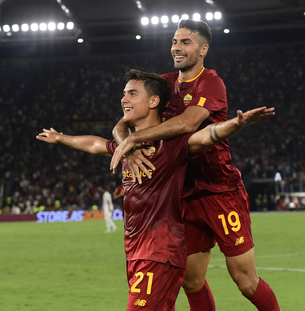 包含罗马队员们在场上尽展球技，力压对手取胜的词条