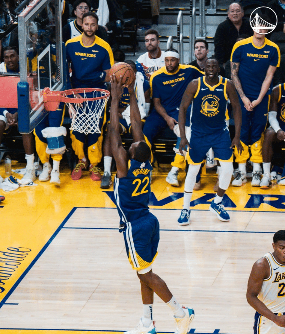 勇士掘金大战，篮下对抗十分激烈