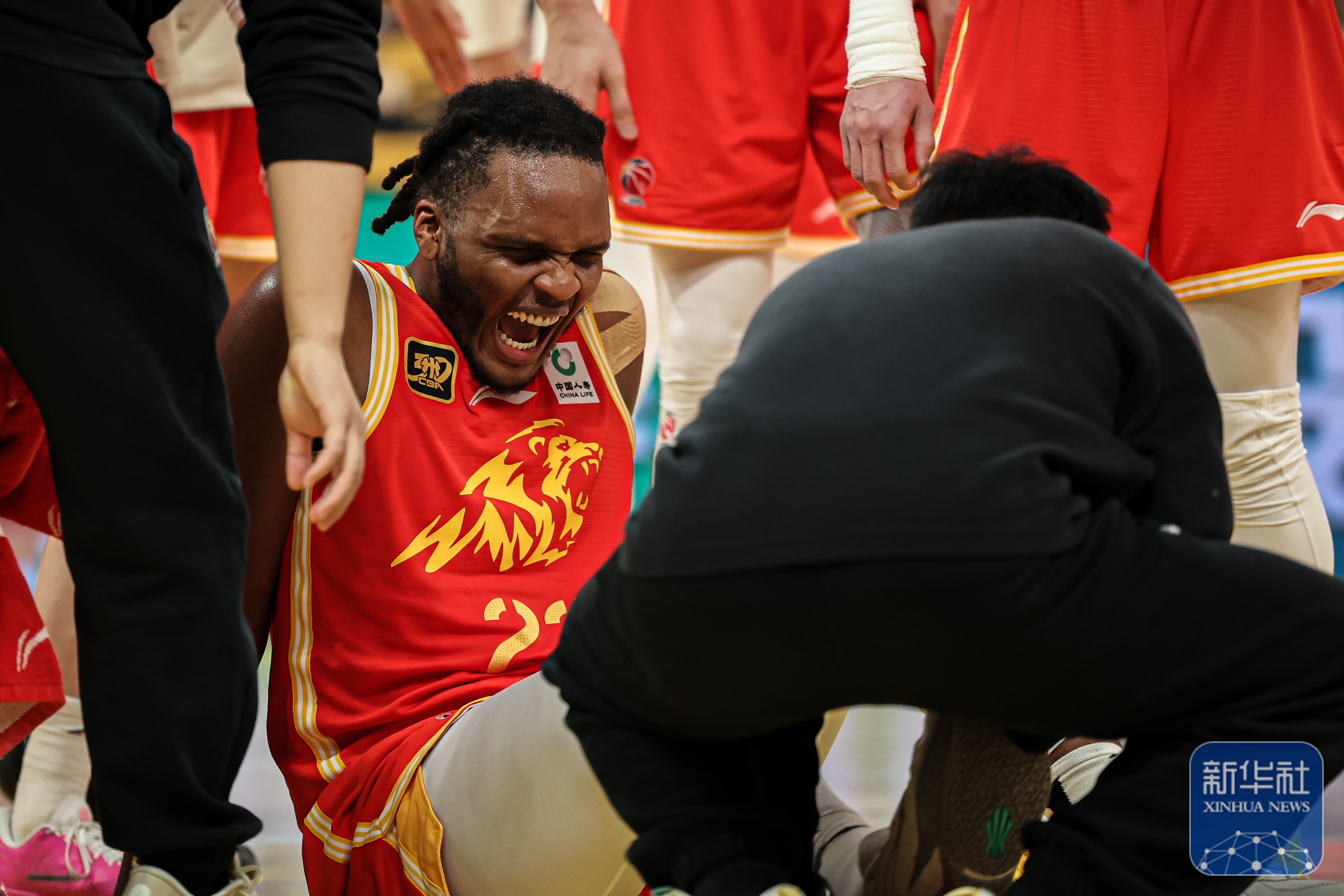 包含球员们以顽强的斗志在赛场上掀起一片波澜的词条