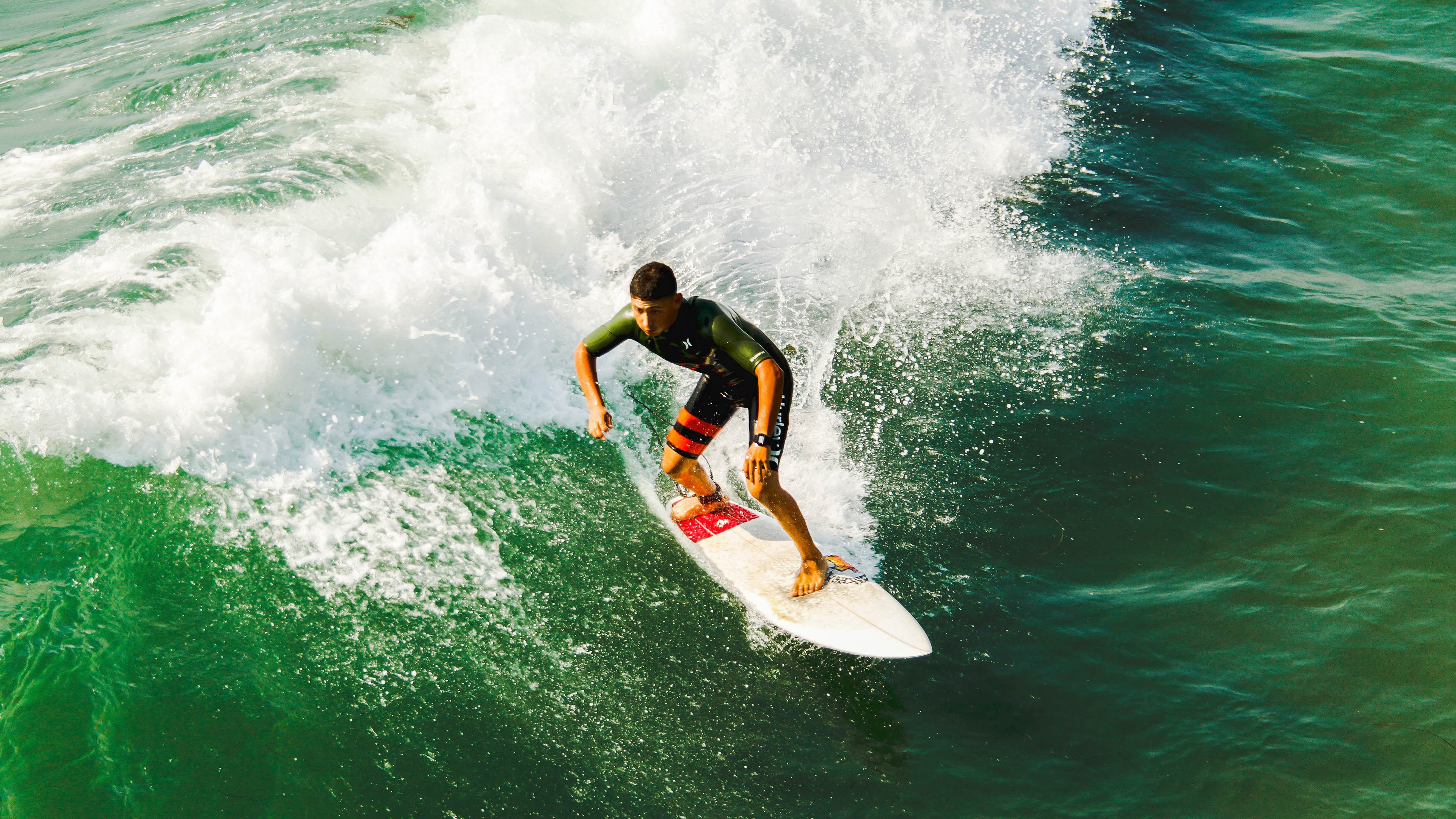 C罗连续得分拉开差距，莱比锡红牛争冠战芬兰胜出，双线焦点诠释现代足球的竞技美学