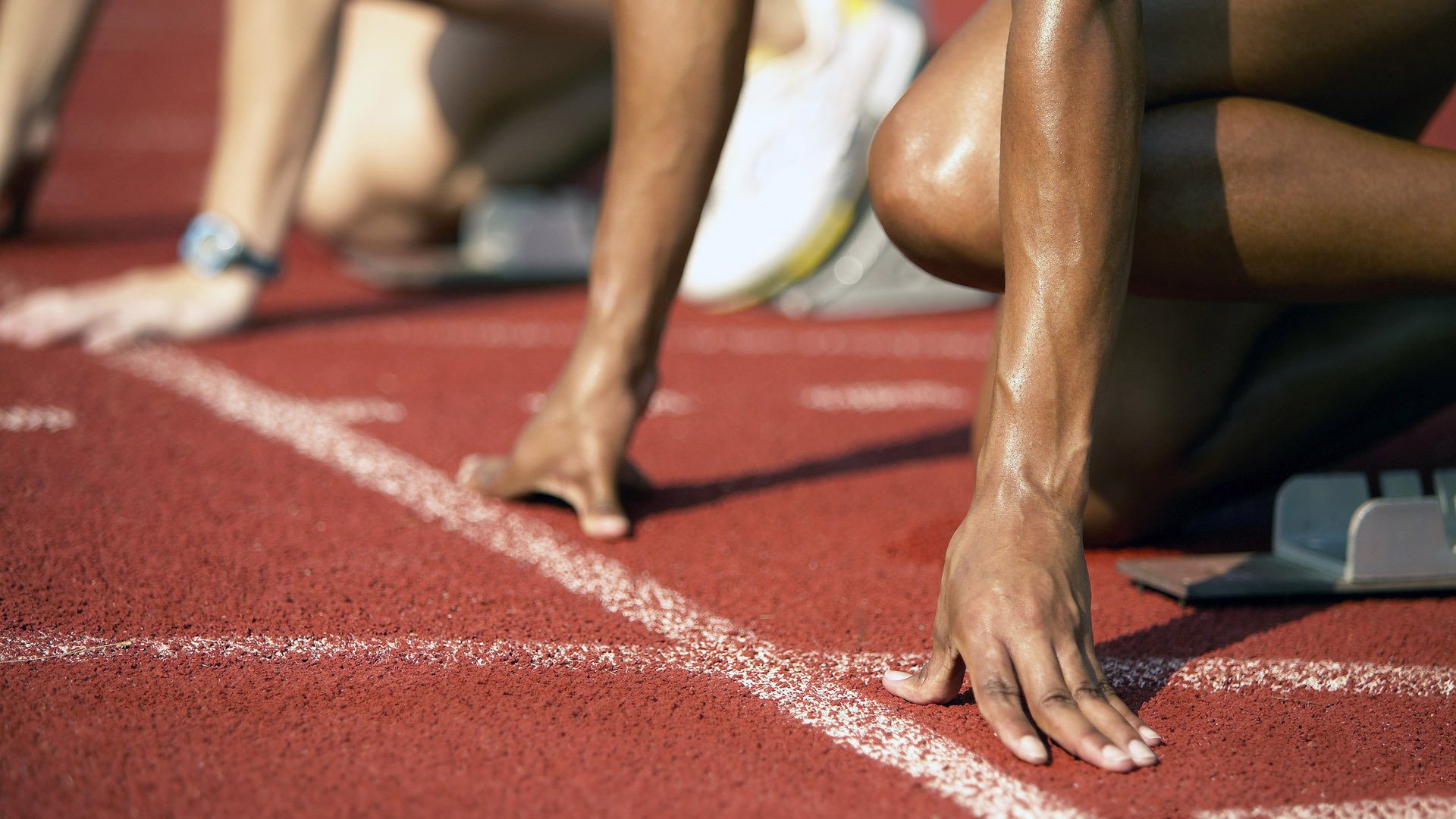 拉塞尔独舞银石，哈斯逆袭改写剧本—一场颠覆预期的F1史诗